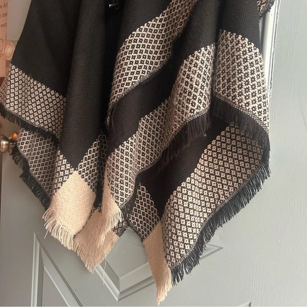 Boho Oversized Cozy Shawl Poncho Fuzzy Fringe Detail Knit Black & Beige OS OSFM